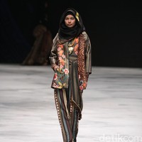 Kanjeung by Itang Yunasz for Badan Ekonomi Kreatif. Indonesia Fashion Week 2016 at Jakarta Convention Center. Senayan. Jakarta. [Foto: Mohammad Abduh/Wolipop]