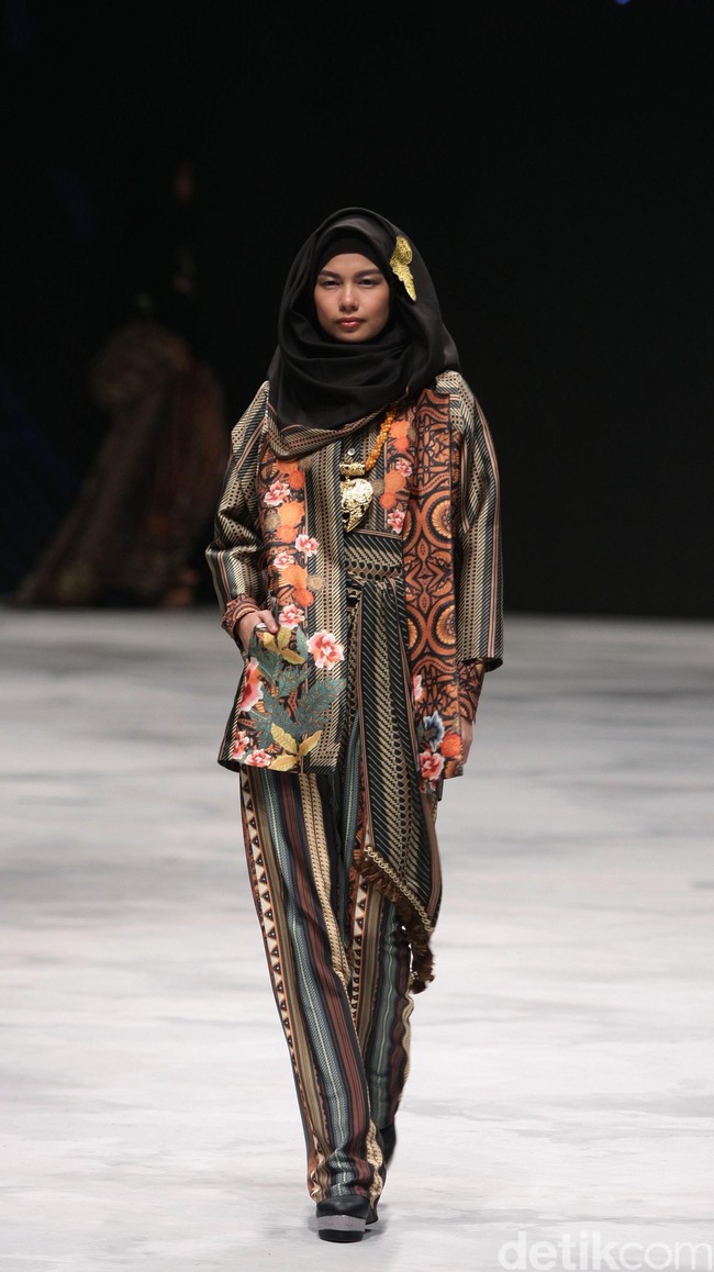 Kanjeung by Itang Yunasz for Badan Ekonomi Kreatif. Indonesia Fashion Week 2016 at Jakarta Convention Center. Senayan. Jakarta. [Foto: Mohammad Abduh/Wolipop]