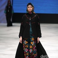 Vivi Zubedi Sulamn Voyage Indonesia Fashion Week 2016 at Jakarta Convention Center. Senayan. Jakarta. [Foto: Mohammad Abduh/Wolipop]