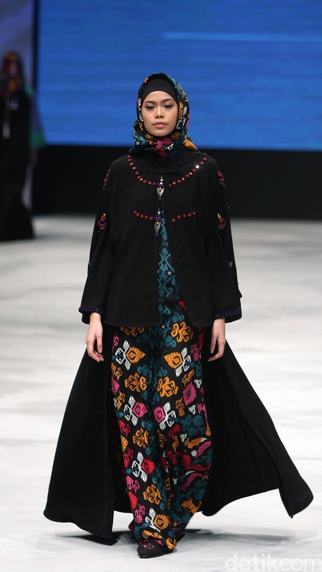 Vivi Zubedi Sulamn Voyage Indonesia Fashion Week 2016 at Jakarta Convention Center. Senayan. Jakarta. [Foto: Mohammad Abduh/Wolipop]