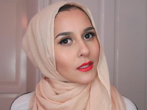 Video Dina Tokio Viral karena Reaksi Lucunya Saat Baca Komentar Islamophobia