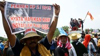 Mereka memprotes aturan Menteri Kelautan Susi Pudjiastuti yang melarang perpindahan ikan di tengah laut.