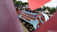 Massa yang mengaku nelayan berunjuk rasa di depan Kementerian KKP.