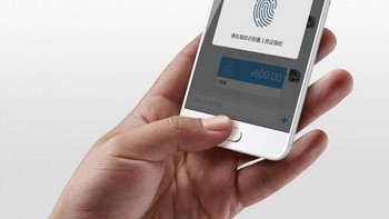 Menariknya ponsel ini dibekali sensor sidik jari yang ditempatkan pada tombol Home. Foto: Meizu