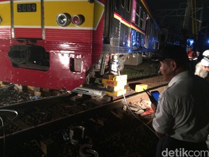 Evakuasi KRL Masih Berlangsung, 2 Hidrolik Disiapkan Petugas