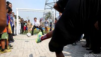 Ahok menjadi penjaga gawang saat mencoba lapangan futsal di RPTRA Dharma Suci, Rabu (6/4).