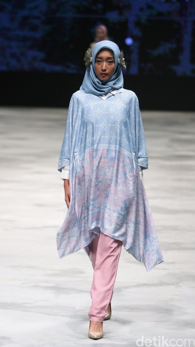 Ria Miranda Takana Indonesia Fashion Week 2016 at Jakarta Convention Center. Senayan. Jakarta. [Foto: Mohammad Abduh/Wolipop]