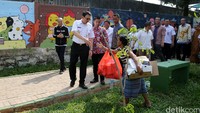 Ahok menyapa seorang tunawisma yang tinggal tidak jauh dari RPTRA.