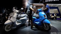 Beberapa peserta menyiapkan motor yang akan dipamerkan.