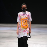 Neo Grafficity by Qurnila Harmas for Badan Ekonomi Kreatif. Indonesia Fashion Week 2016 at Jakarta Convention Center. Senayan. Jakarta. [Foto: Mohammad Abduh/Wolipop]