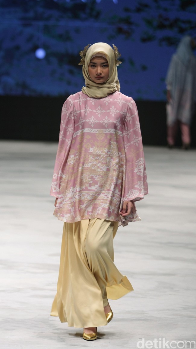 Ria Miranda Takana Indonesia Fashion Week 2016 at Jakarta Convention Center. Senayan. Jakarta. [Foto: Mohammad Abduh/Wolipop]