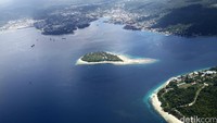 Suasana Kota Manokwari dari ketinggian, Papua Barat, Rabu (6/4/2016).