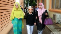 Ia juga didampingi sang pengacara, Ina Rachman. Pool/Gus Mun/detikFoto.