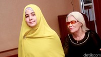 Risty hadir bersama sang ibunda dan neneknya. Pool/Gus Mun/detikFoto.