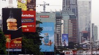 Pergub ini menuai protes karena akan mematikan sedikitnya 350 perusahaan penyedia Reklame yang tergabung dalam Asosiasi Perusahaan Media LuarGrha Indonesia (AMLI).