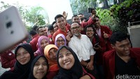 BW baru saja mengunjungi perpustakaan KPK untuk mencari data di perpustakan KPK untuk keperluan penelitiannya mengenai pencegahan korupsi di Indonesia.