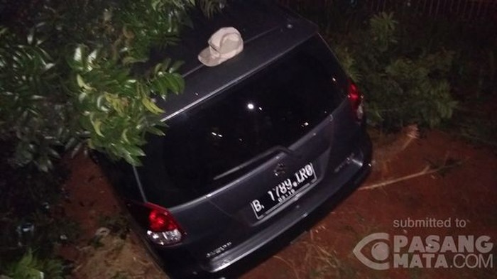 Diduga Hilang Kendali, Suzuki Ertiga Tabrak Pohon di Pedongkelan