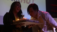 Sang istri, Dewi Gita memberi kejutan dengan membawakan kue ulang tahun untuk Armand yang telah menginjak usia 45 tahun pada 4 April 2016.