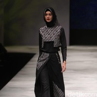 Zaskia Sungkar Hitam Poetih Indonesia Fashion Week 2016 at Jakarta Convention Center. Senayan. Jakarta. [Foto: Mohammad Abduh/Wolipop]