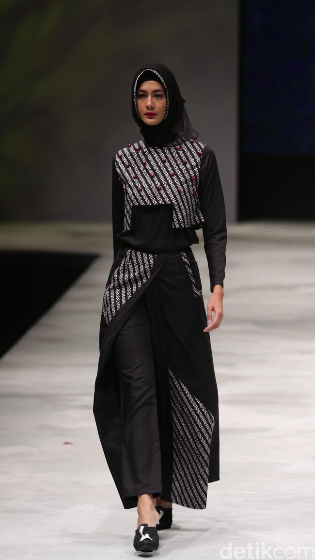Zaskia Sungkar Hitam Poetih Indonesia Fashion Week 2016 at Jakarta Convention Center. Senayan. Jakarta. [Foto: Mohammad Abduh/Wolipop]
