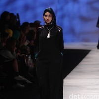 Vivi Zubedi Sulamn Voyage Indonesia Fashion Week 2016 at Jakarta Convention Center. Senayan. Jakarta. [Foto: Mohammad Abduh/Wolipop]