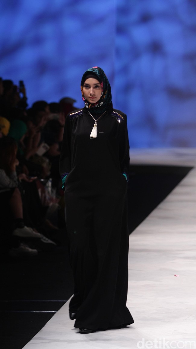 Vivi Zubedi Sulamn Voyage Indonesia Fashion Week 2016 at Jakarta Convention Center. Senayan. Jakarta. [Foto: Mohammad Abduh/Wolipop]