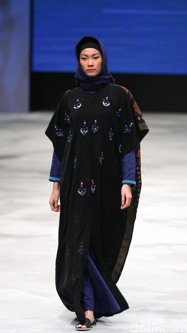 Vivi Zubedi Sulamn Voyage Indonesia Fashion Week 2016 at Jakarta Convention Center. Senayan. Jakarta. [Foto: Mohammad Abduh/Wolipop]