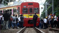 Keadaan gerbong yang keluar jalur tak tampak mengalami kerusakan berarti.