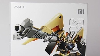 Kota kemasannya seperti mainan Transformer besutan Hasbro. Hanya saja tertera logi Mi di pojok kanan atas. Foto: internet