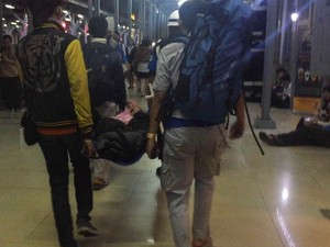 Desak-desakan, Seorang Wanita Pingsan di Stasiun Manggarai