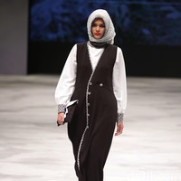 Zaskia Sungkar Hitam Poetih Indonesia Fashion Week 2016 at Jakarta Convention Center. Senayan. Jakarta. [Foto: Mohammad Abduh/Wolipop]