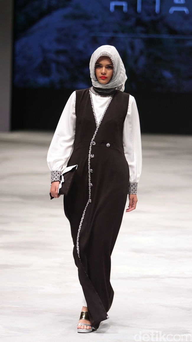 Zaskia Sungkar Hitam Poetih Indonesia Fashion Week 2016 at Jakarta Convention Center. Senayan. Jakarta. [Foto: Mohammad Abduh/Wolipop]