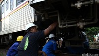 Petugas berusaha mengevakuasi kereta.