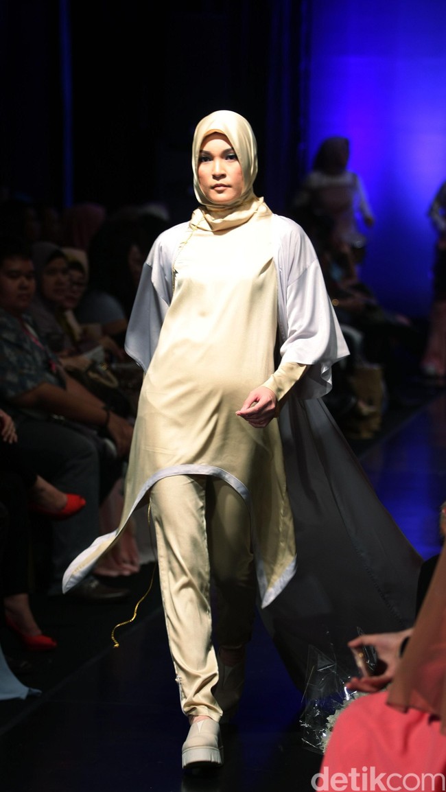 Meccanism by Zaskia Mecca, Indonesia Fashion Week 2016. at Jakarta Convention Center. Senayan. Jakarta. [Foto: Mohamamd Abduh/Wolipop]