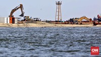 Para pekerja melakukan aktivitas pembuatan Pulau G, Rabu (6/4/2016). Adhi Wicaksono/CNN Indonesia.