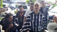 Ia mengenakan busana hitam-putih. Pool/Noel/detikFoto.