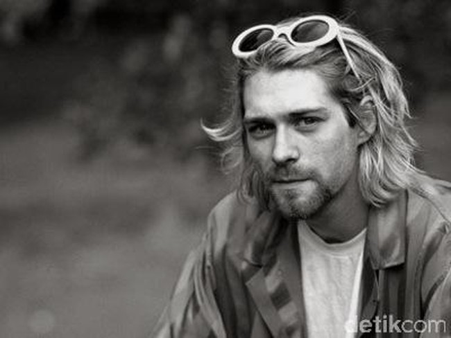 Kurt Cobain didiagnoda skoliosis saat ia masih berstatus pelajar SMP. Akibat kondisi tersebut, Kurt dilaporkan kerap mengalami rasa sakit pada tulang belakang. Untuk meredakan sakit akibat skoliosis, musisi yang meninggal di usia 27 tahun itu rutin pergi ke chiropractor atau ahli sistem saraf tulang belakang. Foto: Getty Images