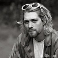 Kurt Cobain didiagnoda skoliosis saat ia masih berstatus pelajar SMP. Akibat kondisi tersebut, Kurt dilaporkan kerap mengalami rasa sakit pada tulang belakang. Untuk meredakan sakit akibat skoliosis, musisi yang meninggal di usia 27 tahun itu rutin pergi ke chiropractor atau ahli sistem saraf tulang belakang. Foto: Getty Images