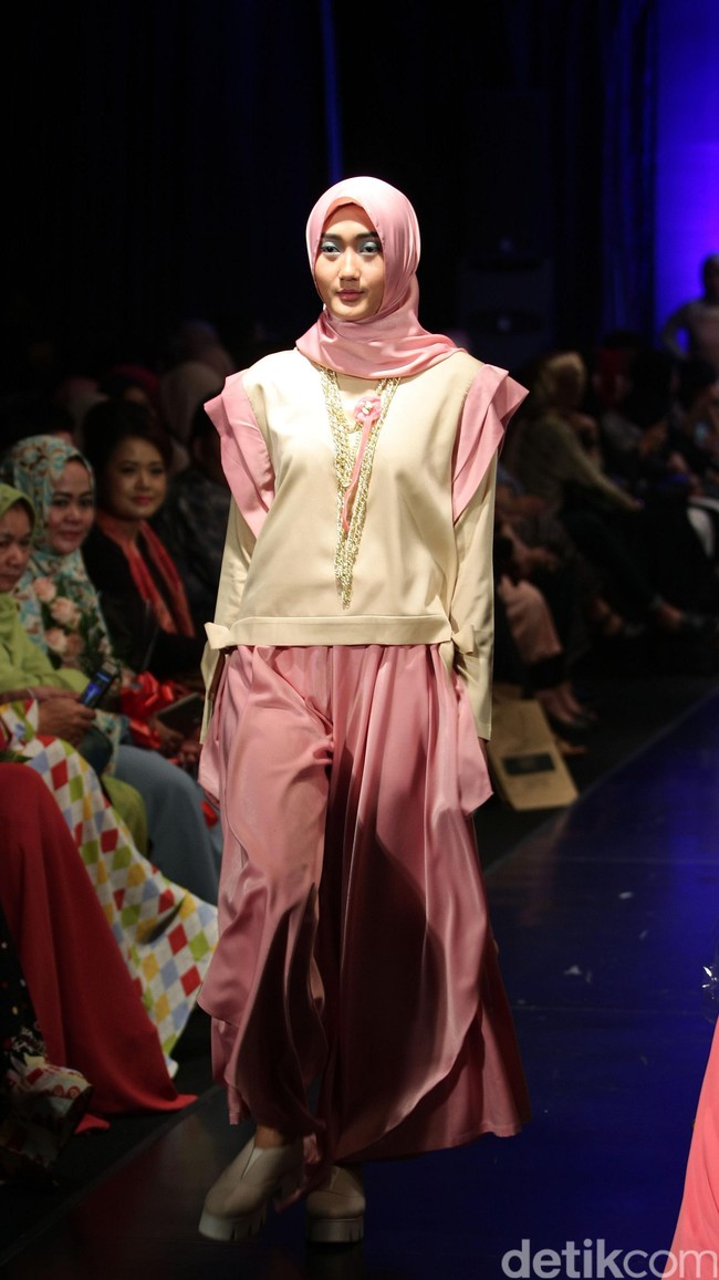 Meccanism by Zaskia Mecca, Indonesia Fashion Week 2016. at Jakarta Convention Center. Senayan. Jakarta. [Foto: Mohamamd Abduh/Wolipop]