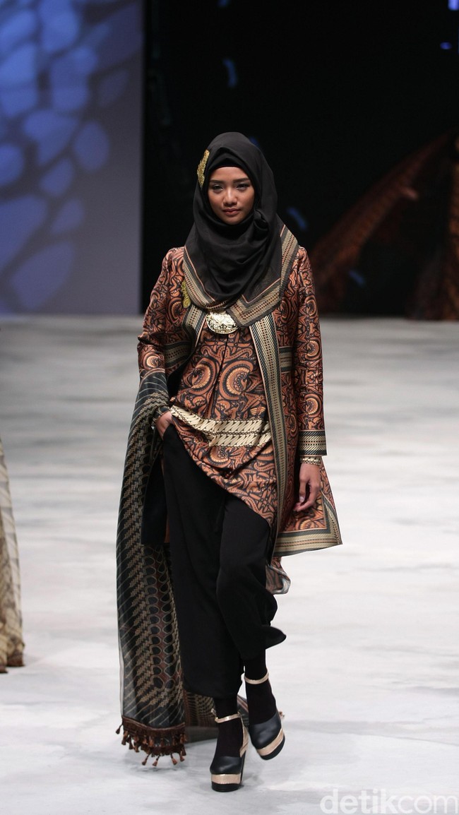 Kanjeung by Itang Yunasz for Badan Ekonomi Kreatif. Indonesia Fashion Week 2016 at Jakarta Convention Center. Senayan. Jakarta. [Foto: Mohammad Abduh/Wolipop]