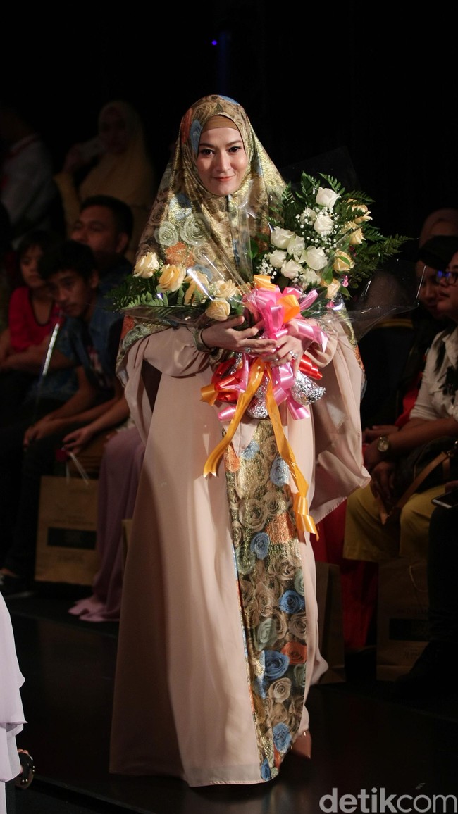 Lyra Virna Desert Rose Indonesia Fashion Week 2016. at Jakarta Convention Center. Senayan. Jakarta. [Foto: Mohamamd Abduh/Wolipop]