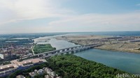 Terbentang jembatan panjang yang menghubungkan jalan ke Pulau tersebut. Jembatan penghubung itu berdiri tepat di antara hutan mangrove yang menahan ombak laut.