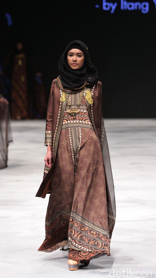 Kanjeung by Itang Yunasz for Badan Ekonomi Kreatif. Indonesia Fashion Week 2016 at Jakarta Convention Center. Senayan. Jakarta. [Foto: Mohammad Abduh/Wolipop]
