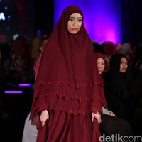 Lyra Virna Desert Rose Indonesia Fashion Week 2016. at Jakarta Convention Center. Senayan. Jakarta. [Foto: Mohamamd Abduh/Wolipop]