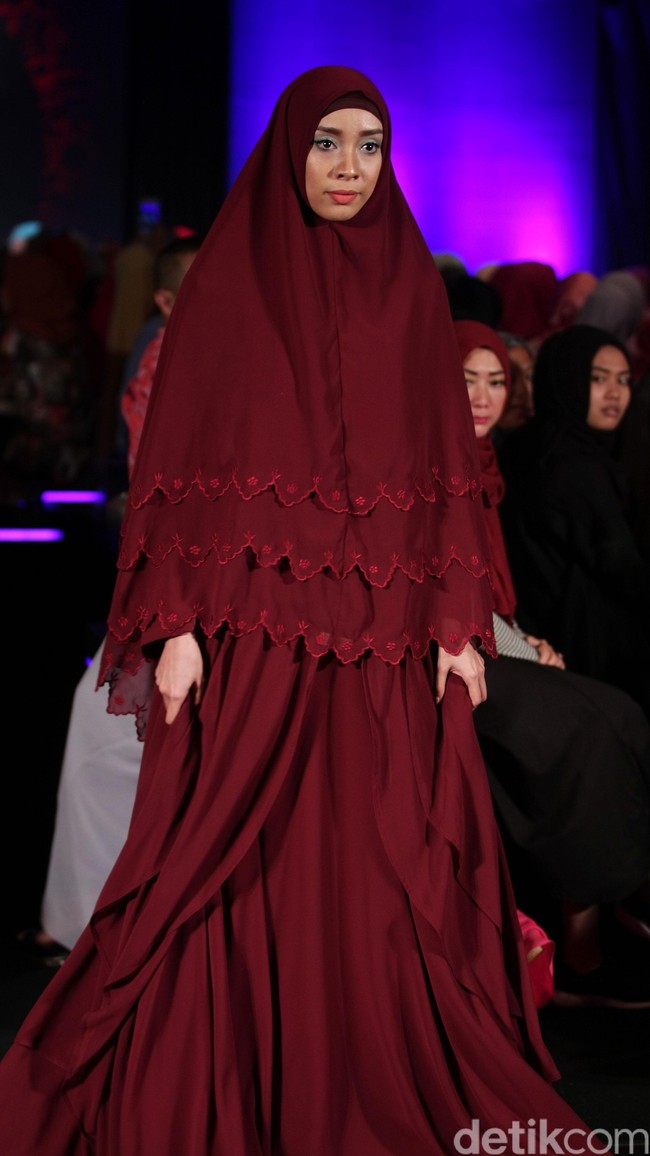 Lyra Virna Desert Rose Indonesia Fashion Week 2016. at Jakarta Convention Center. Senayan. Jakarta. [Foto: Mohamamd Abduh/Wolipop]