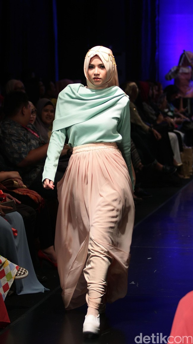 Meccanism by Zaskia Mecca, Indonesia Fashion Week 2016. at Jakarta Convention Center. Senayan. Jakarta. [Foto: Mohamamd Abduh/Wolipop]