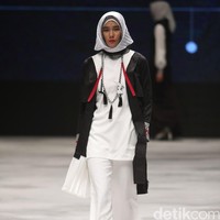 Zaskia Sungkar Hitam Poetih Indonesia Fashion Week 2016 at Jakarta Convention Center. Senayan. Jakarta. [Foto: Mohammad Abduh/Wolipop]