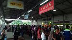 Penumpang Menumpuk di Stasiun Jatinegara