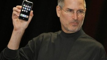 Steve Jobs membawa Apple ke puncak kejayaan. Ia memperkenalkan iPhone pada tahun 2007 yang kemudian merevolusi industri smartphone dengan kemudahan pemakaian dan toko aplikasi yang melimpah. Sebelumnya, pemutar musik iPod juga jadi tren dunia. Foto: Getty Images