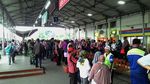 Penumpang Menumpuk di Stasiun Jatinegara